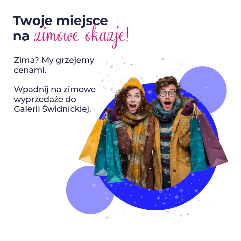 Para z zakupami na zimowej wyprzedaży w Galerii Świdnickiej.