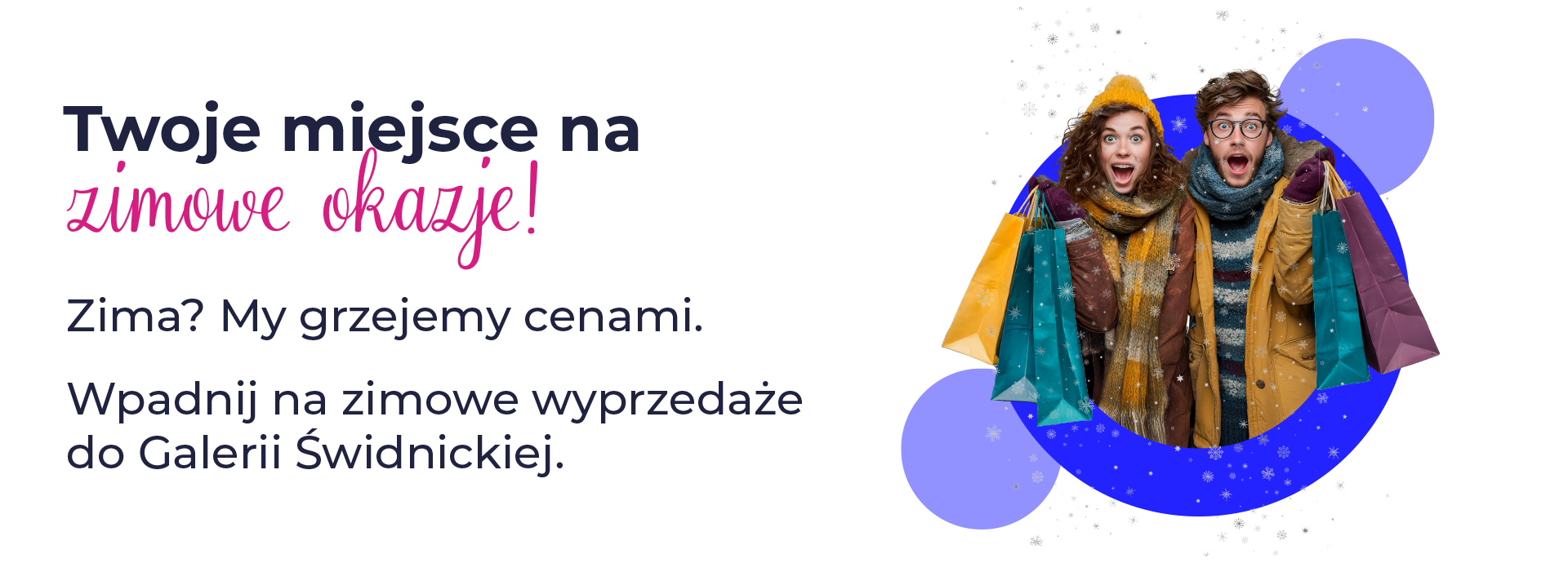 Para z zakupami na zimowej wyprzedaży w Galerii Świdnickiej.