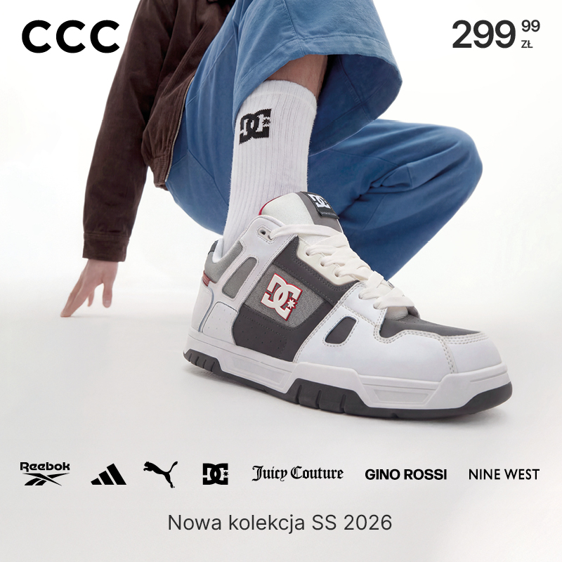 Białe buty sportowe DC na nodze modela, nowa kolekcja CCC.