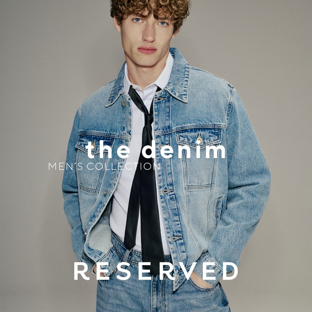 Mężczyzna w dżinsowej kurtce z kolekcji męskiej.