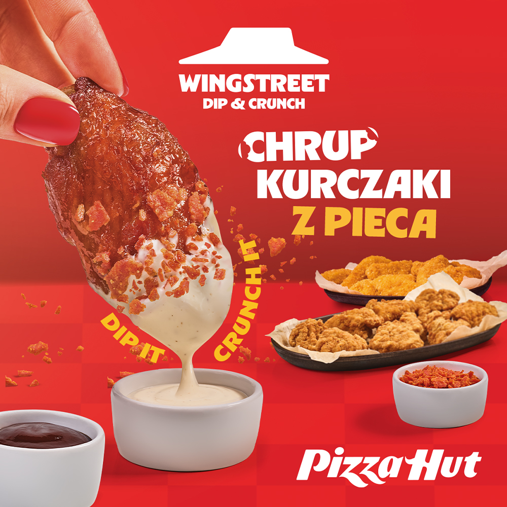 Chrupiące skrzydełko kurczaka zanurzone w sosie.