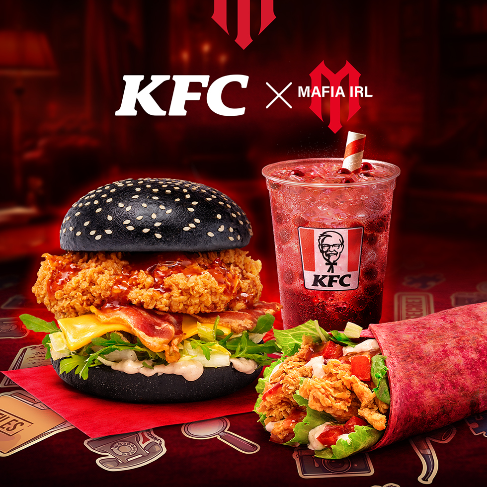 Kanapka KFC z czarną bułką, napój z lodem i wrap z kurczakiem.