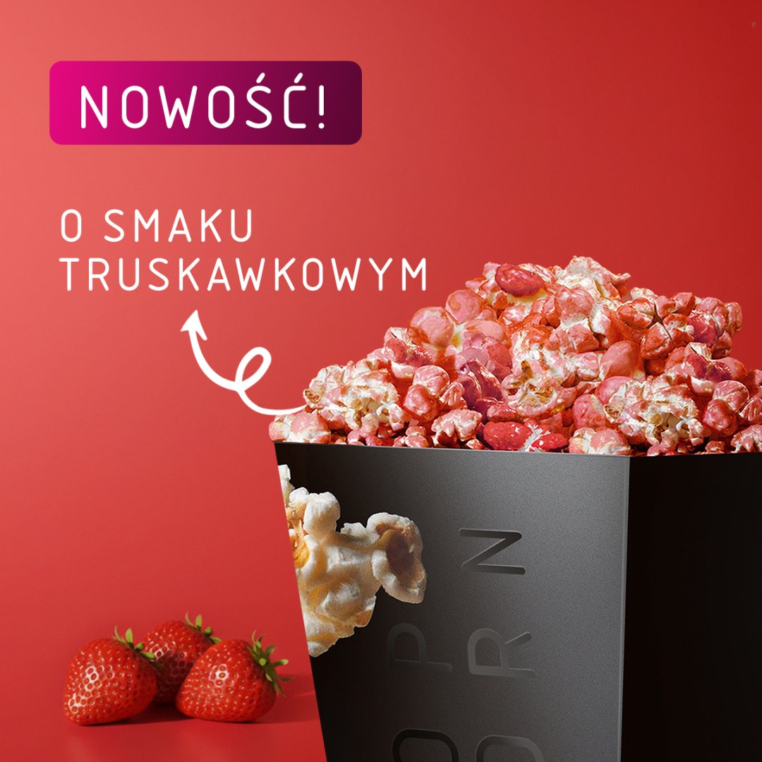 Popcorn o smaku truskawkowym w czarnym pudełku na czerwonym tle.