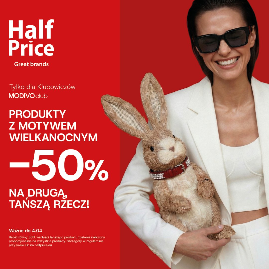 Kobieta w okularach trzymająca pluszowego królika, promocja wielkanocna.