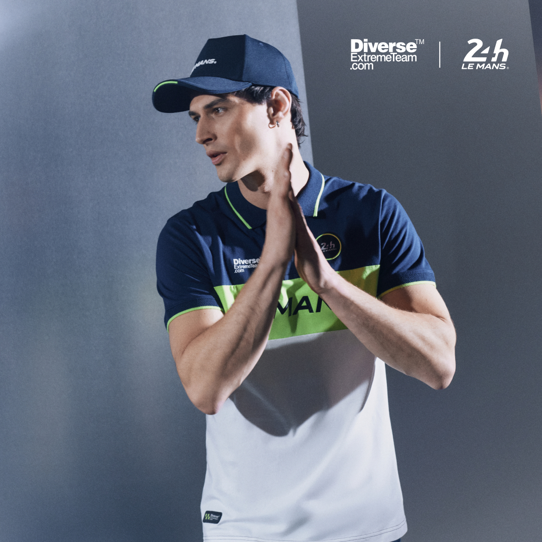 Mężczyzna w sportowej koszulce i czapce.