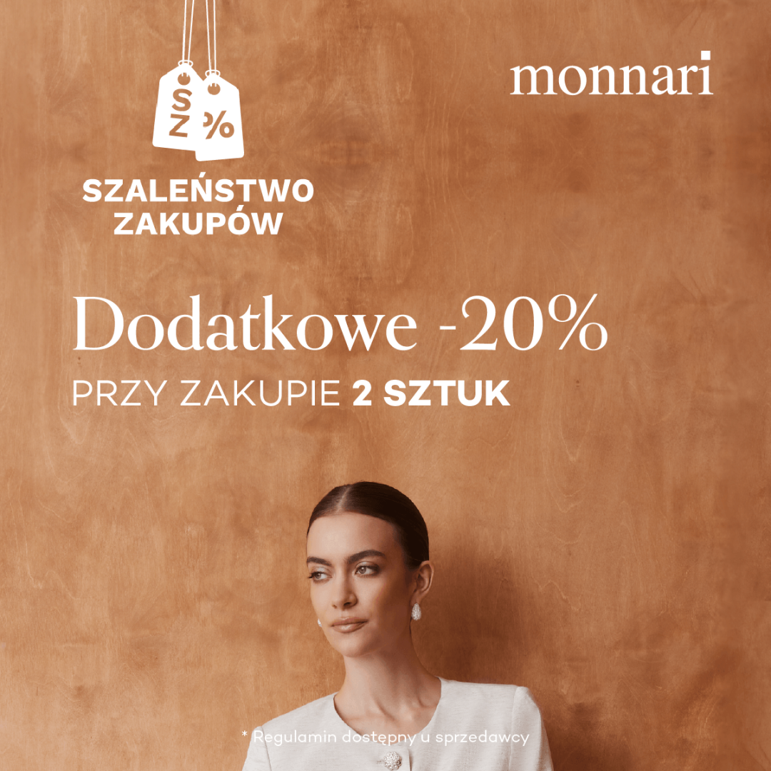 Kobieta na tle brązowej ściany, promocja Monnari, dodatkowe 20% zniżki przy zakupie 2 sztuk.