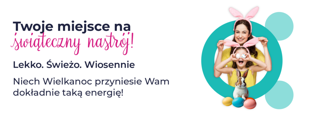 Rodzina z dzieckiem w wielkanocnych uszach i pisankami.