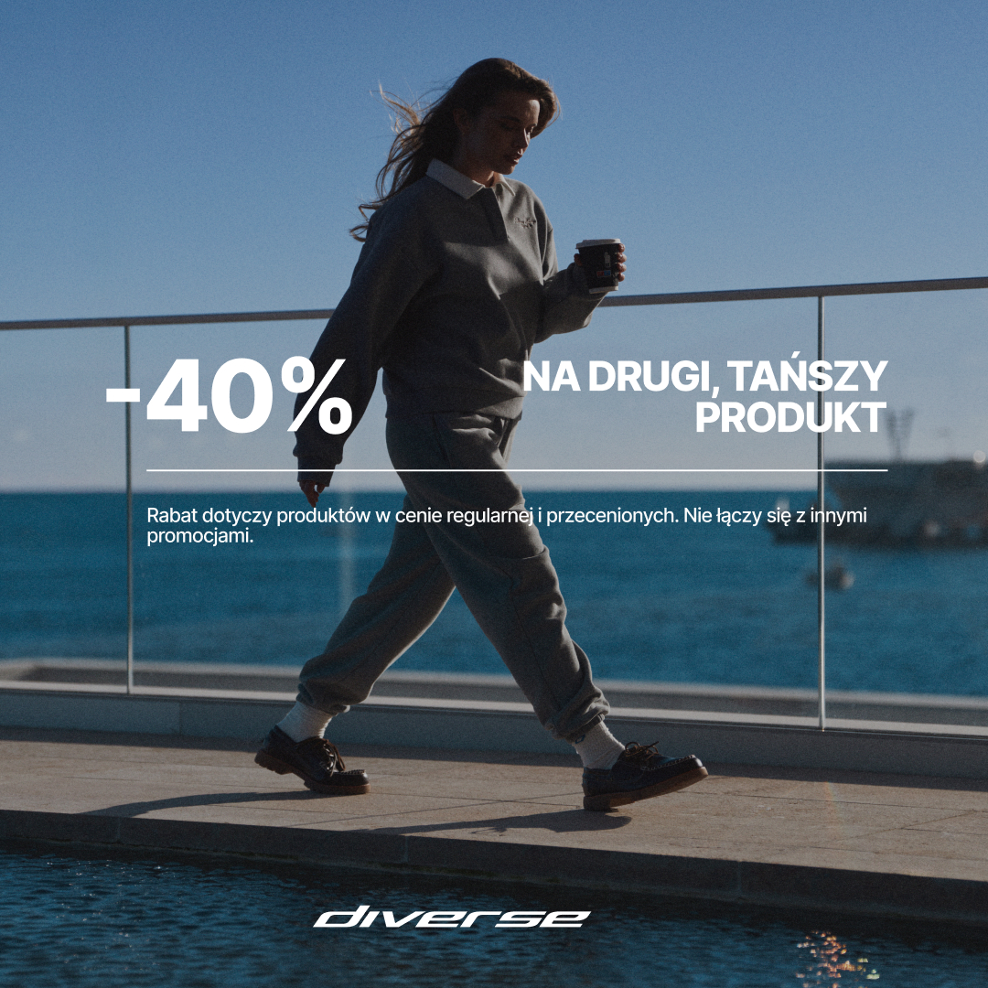 Kobieta spacerująca z kawą przy morzu, promocja -40% na drugi produkt.