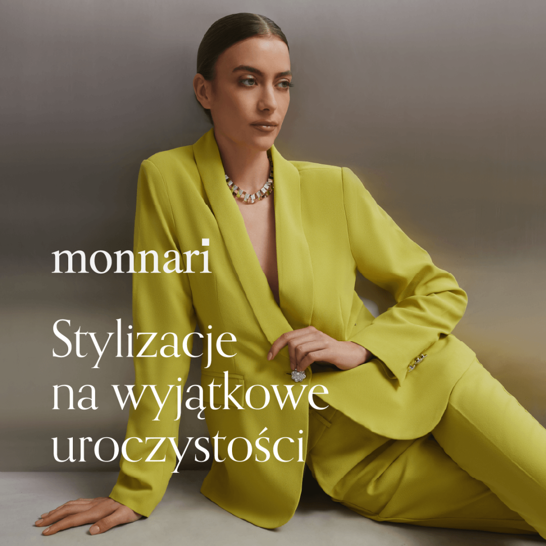 Kobieta w eleganckim żółtym garniturze siedzi na tle neutralnego koloru.
