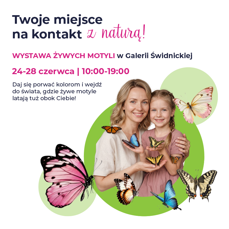 Kobieta z dzieckiem otoczona motylami na wystawie.