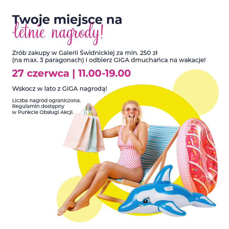 Kobieta z torbami zakupowymi siedzi na dmuchanym delfinie.