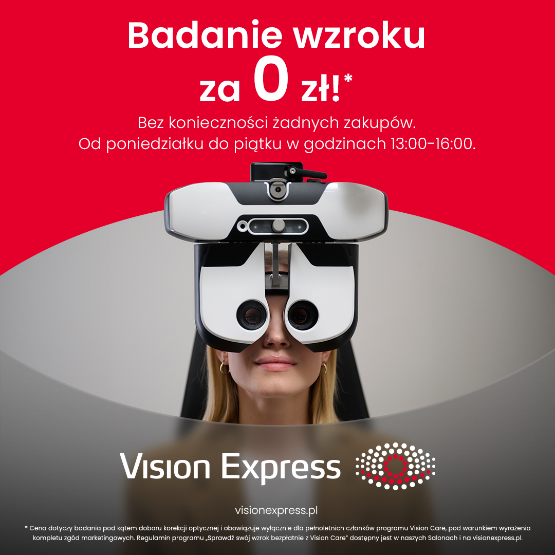 Kobieta podczas badania wzroku w Vision Express.