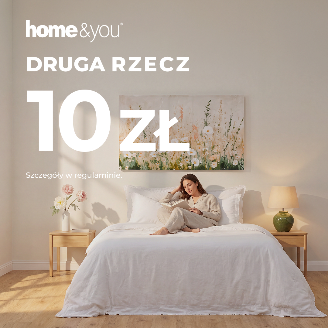 Kobieta siedząca na łóżku w jasnej sypialni.