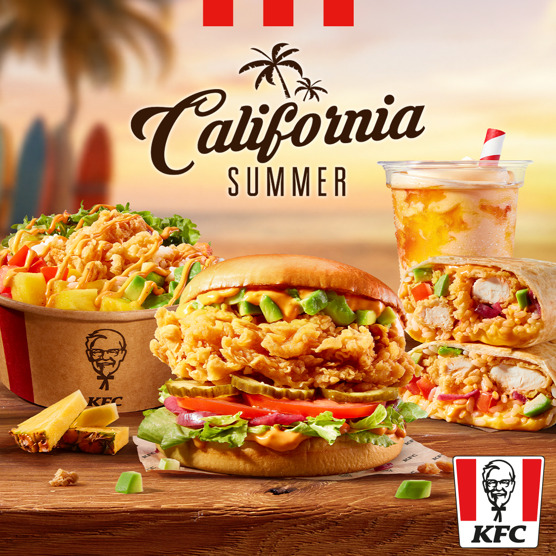 Zestaw KFC z kurczakiem, napojem i surfboards w tle.