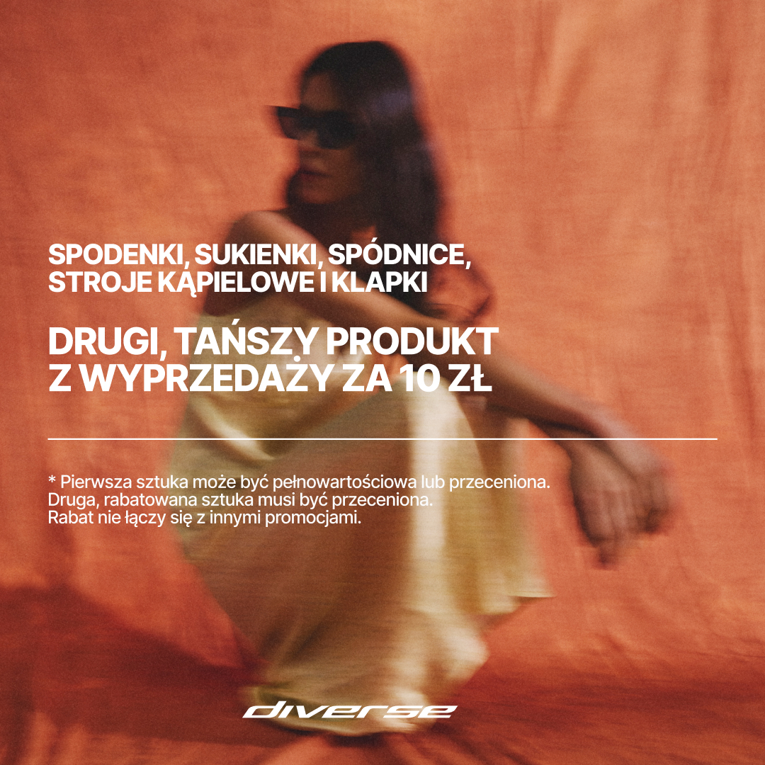 Kobieta w letniej sukience siedzi na krześle, promocja odzieży letniej.