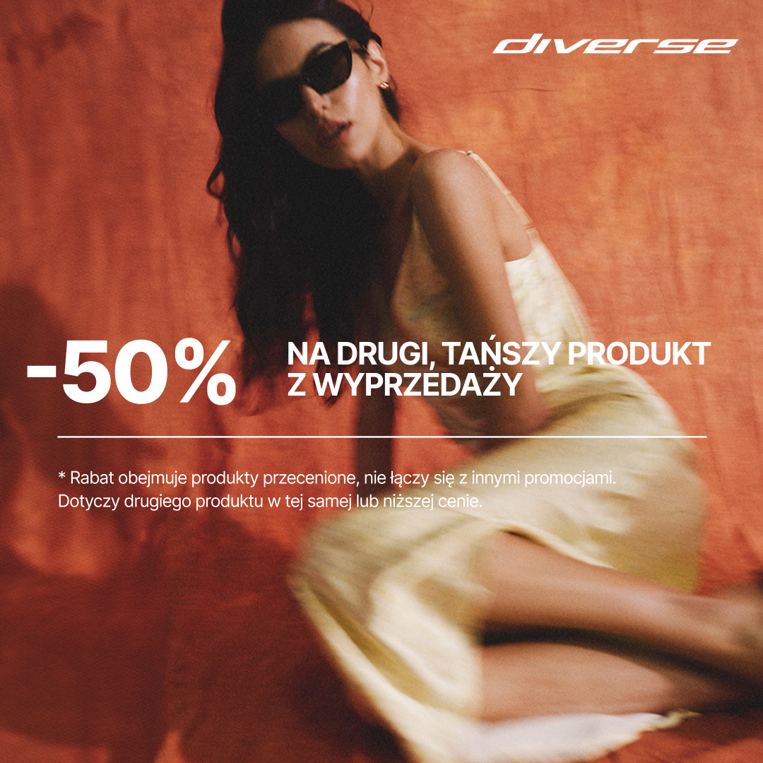 Kobieta w letniej sukience na tle pomarańczowej tkaniny, promocja -50%.