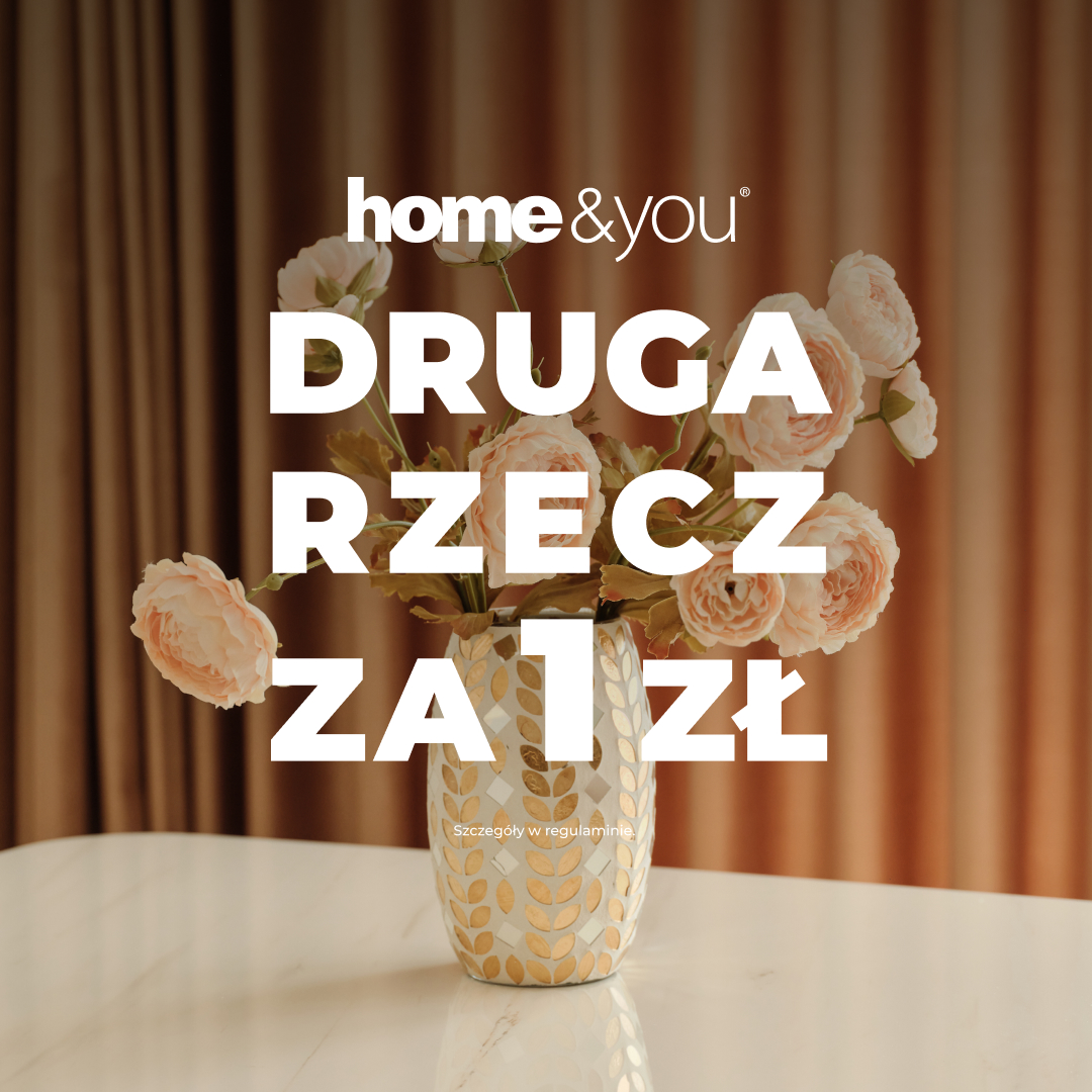 Wazon z różowymi kwiatami na stole, zasłony w tle.