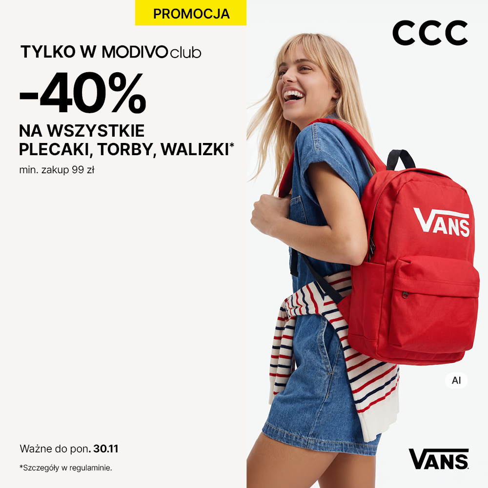 Kobieta z czerwonym plecakiem Vans na promocji w Modivo.