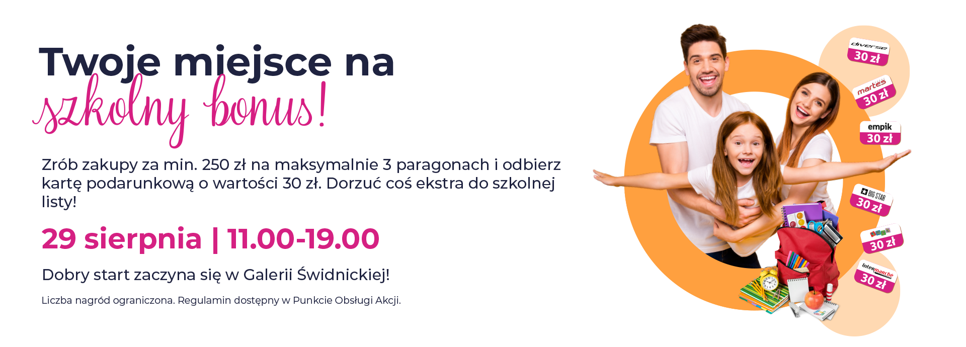 Rodzina z torbami zakupowymi i kartami podarunkowymi, promocja szkolna.