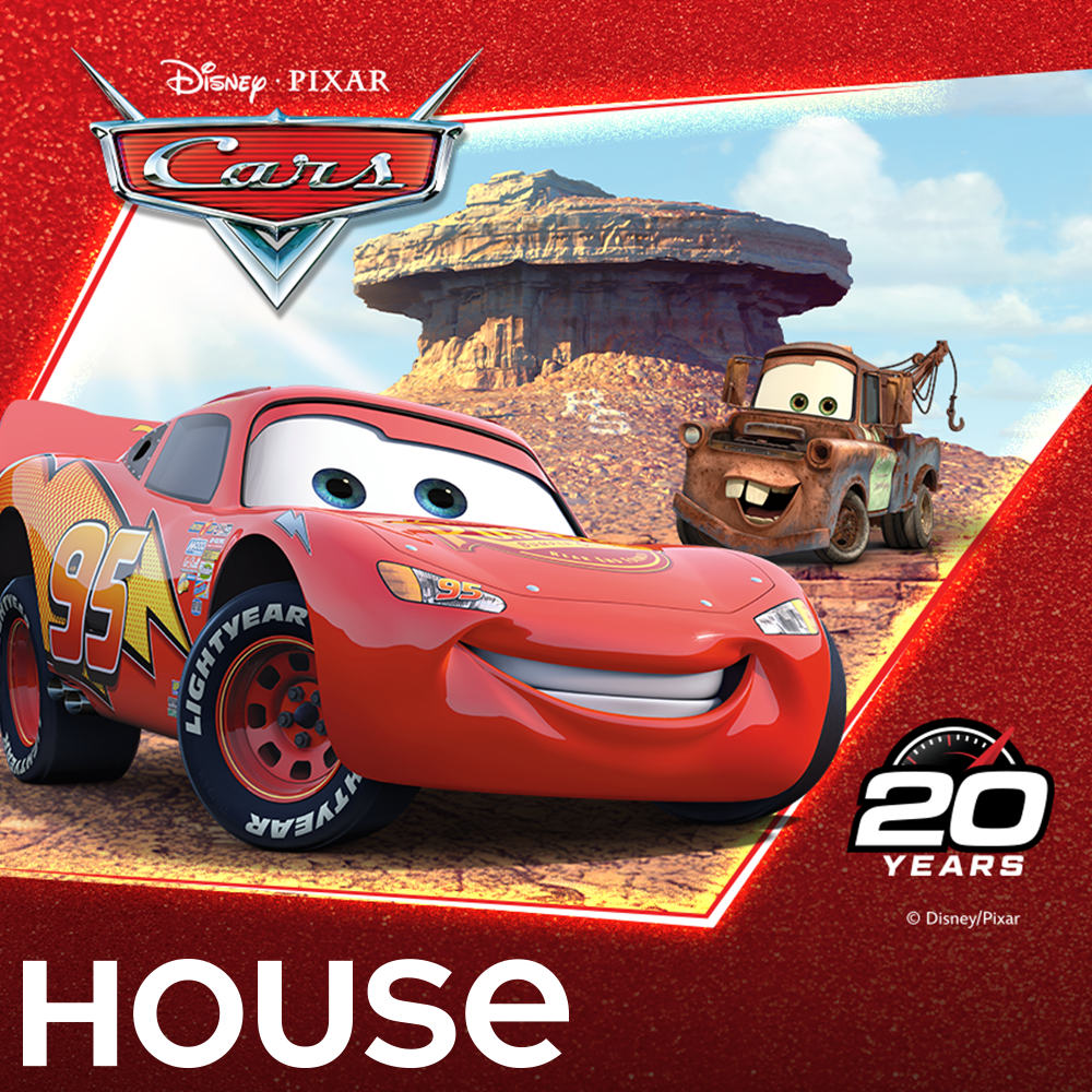 Postacie z filmu Auta od Disney Pixar na tle pustynnego krajobrazu.