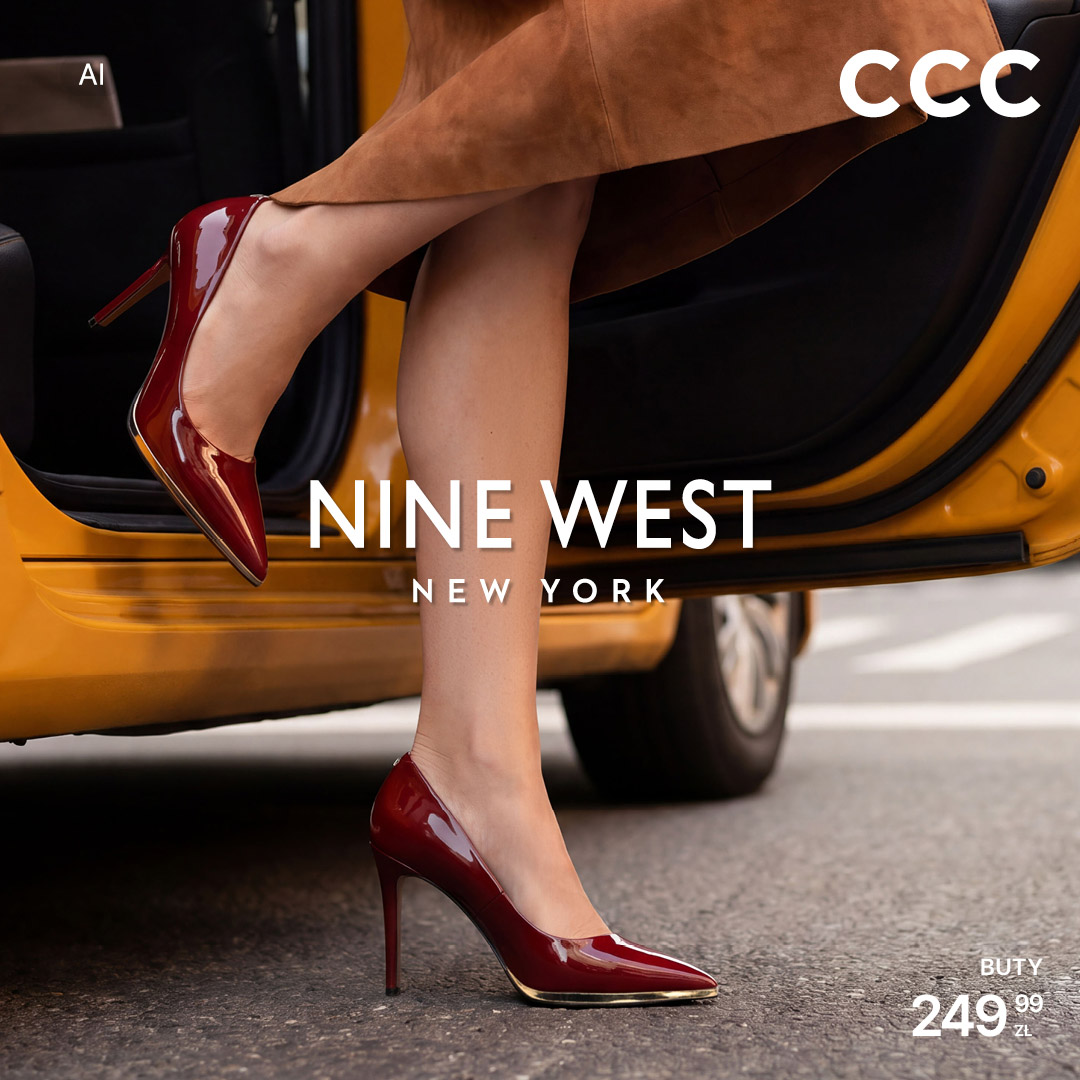 Czerwone szpilki Nine West na kobiecej stopie przy drzwiach samochodu.