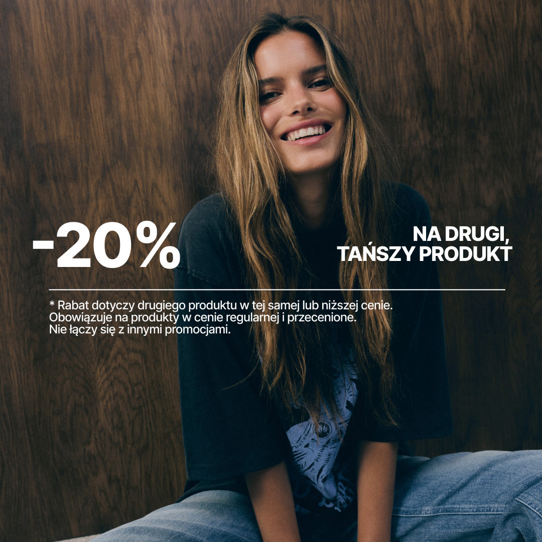 Kobieta w koszulce z promocją -20% na drugi, tańszy produkt.