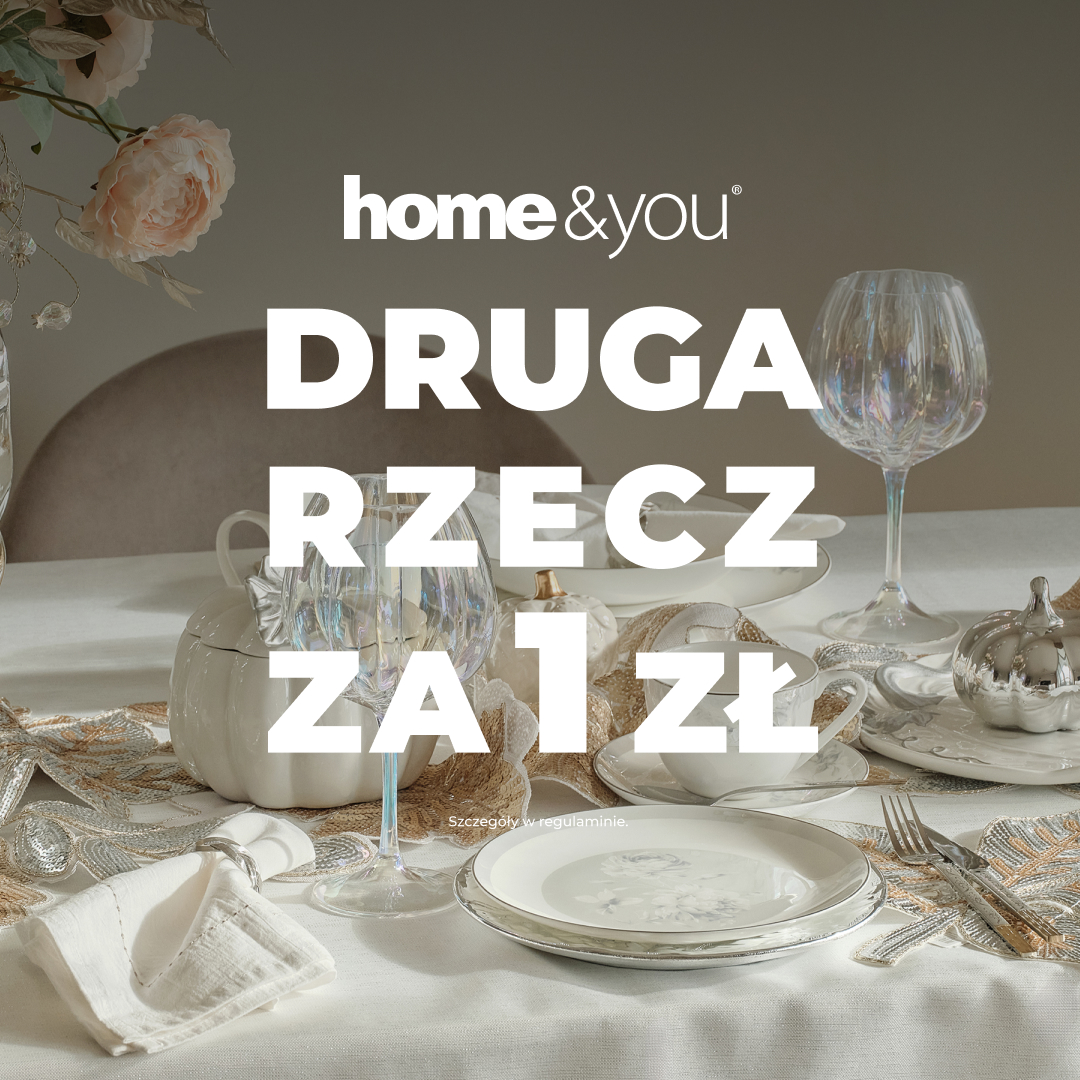 Zestaw stołowy na promocji z dekoracjami i naczyniami.