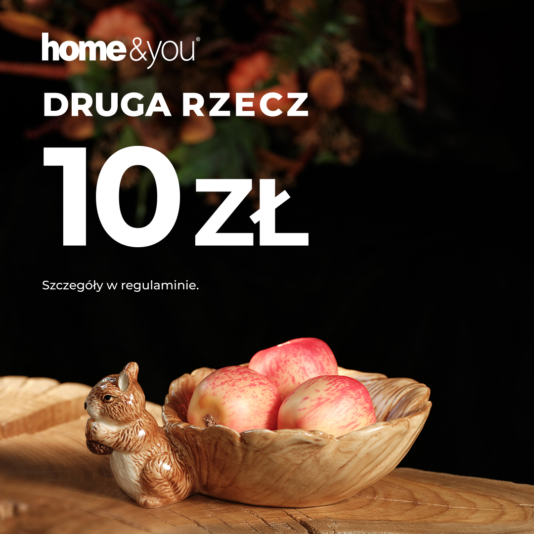 Drewniany wazon z jabłkami i figurką wiewiórki na stole.