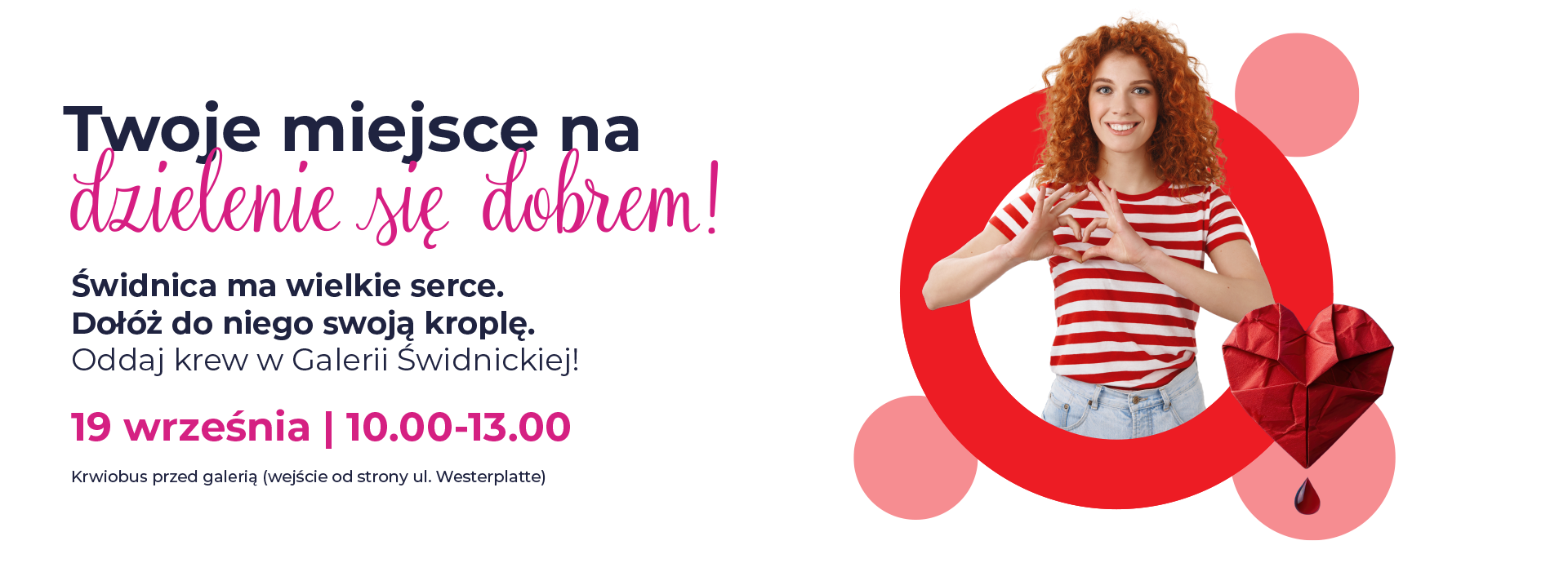 Kobieta w czerwonej koszulce zachęca do oddania krwi w Galerii Świdnickiej.