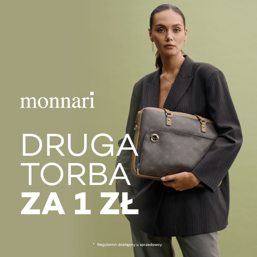 Kobieta z torbą na promocji w sklepie Monnari.