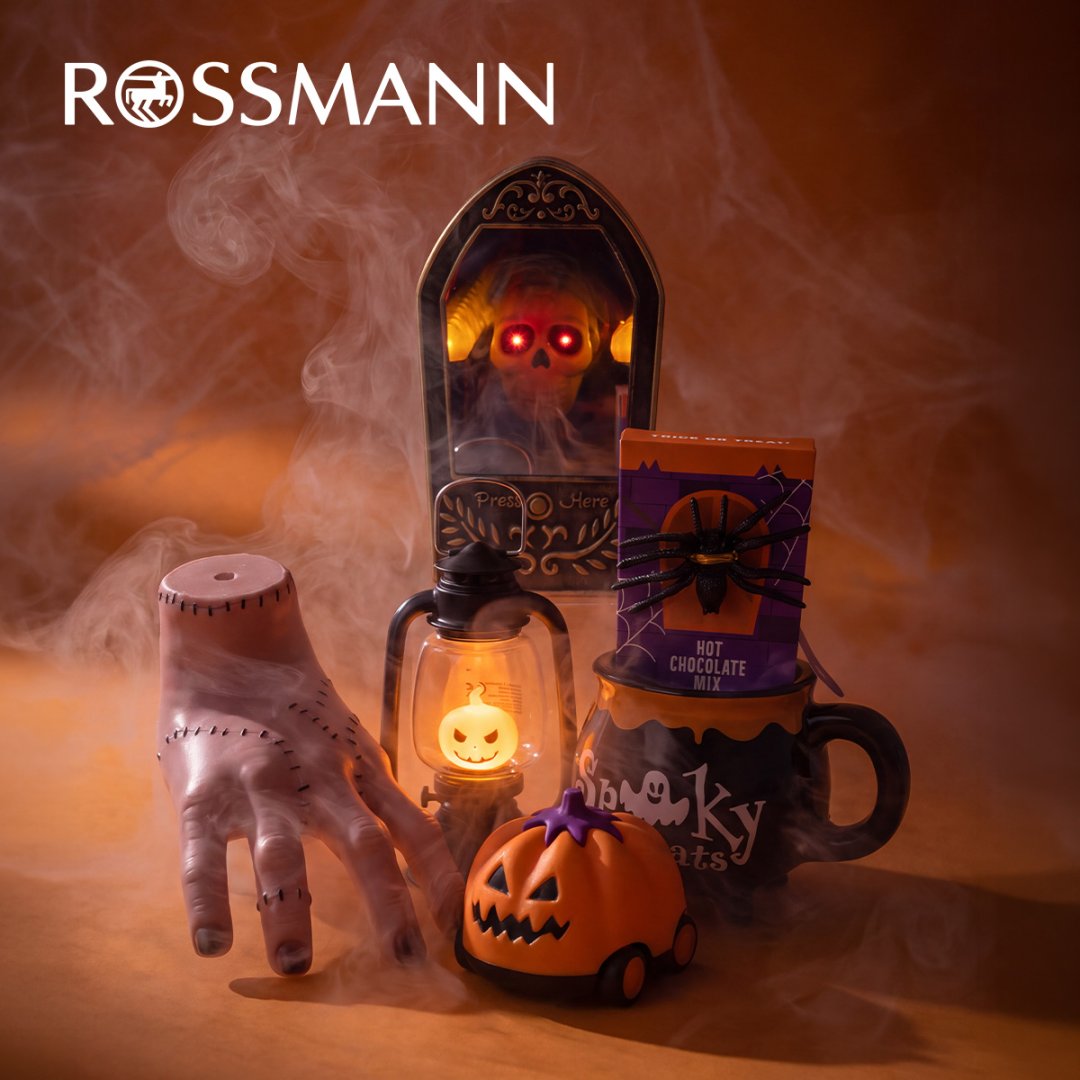 Dekoracje Halloween z dynią, świecą i sztuczną ręką.