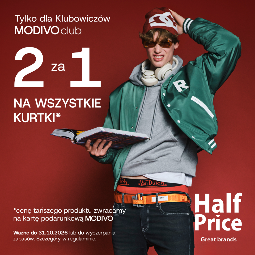 Młody mężczyzna w zielonej kurtce i okularach przeciwsłonecznych trzymający katalog.
