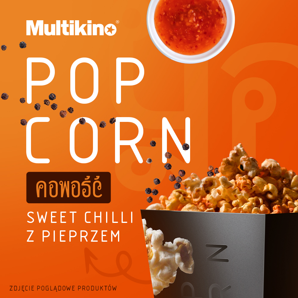 Popcorn z sosem sweet chilli i pieprzem na pomarańczowym tle.