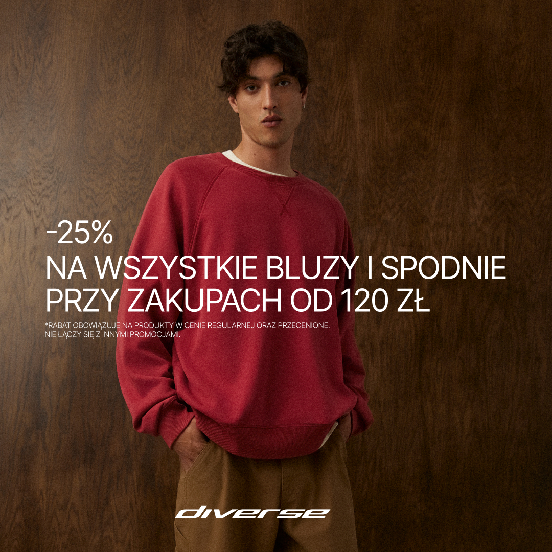 Mężczyzna w czerwonej bluzie, promocja -25% na bluzy i spodnie.